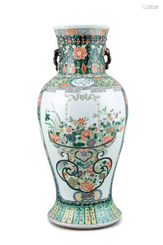 GRAND VASE BALUSTRE EN PORCELAINE DE LA FAMILLE VERTE 