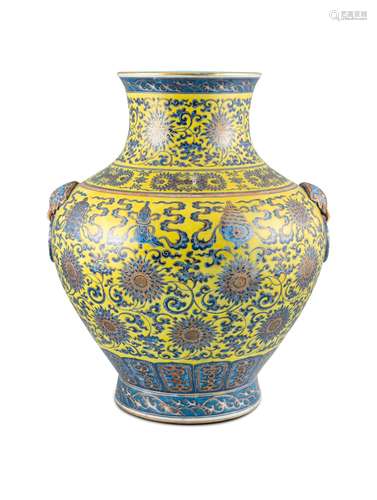 MASSIF VASE EN PORCELAINE DECORÉ EN BLEU COBALT SUR FOND JAU...