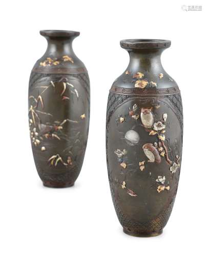 Paire de vases en bronze à incrustations de métal souple 