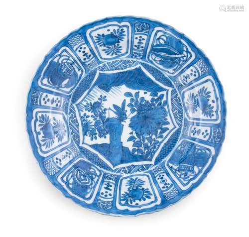 GRAND DISQUE EN PORCELAINE KRAAK BLEU ET BLANC Chine, dynast...