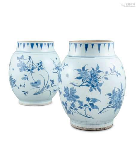 UNE PIRE DE POTS OVOÏDIQUES EN PORCELAINE BLEU ET BLANC 