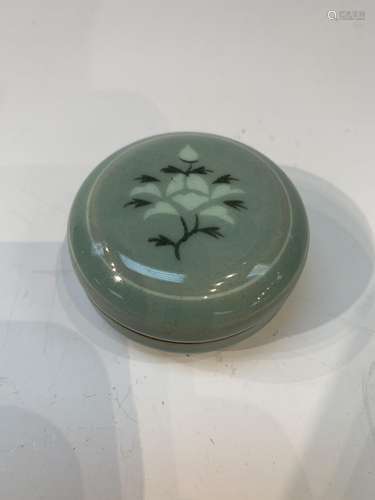 Chrysanthemum Cosmetic Box, Korean pottery