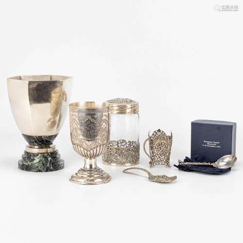 A collection of silver items. Bruto weight: 1700g.