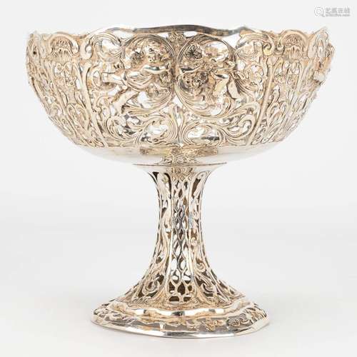 A tazza made of silver and decorated with putti. 248g