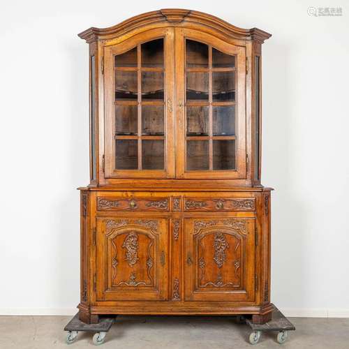 A Deux Corps display cabinet, made of oak in Namur, Belgium.