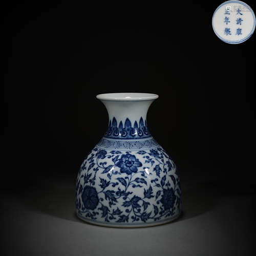 Qing Dynasty blue and white porcelain flat bottom bottle