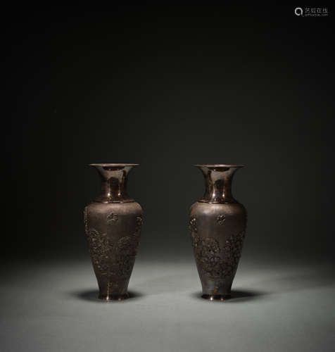 A pair of Qing Dynasty carved vases