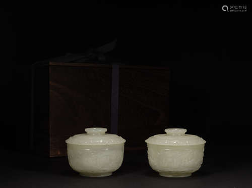 A pair of Hetian jade dragon grain cover bowl