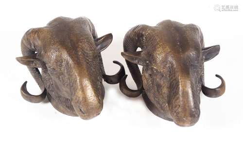 PAAR TIERKÖPFE, Bronze, patiniert,