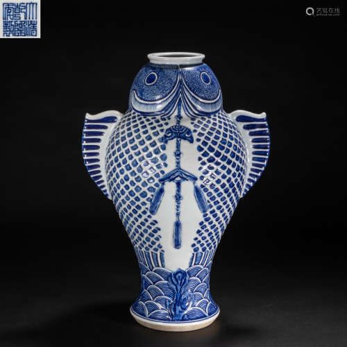 CHINESE BLUE AND WHITE FISH VASE, QIANLONG PERIOD, QING DYNA...