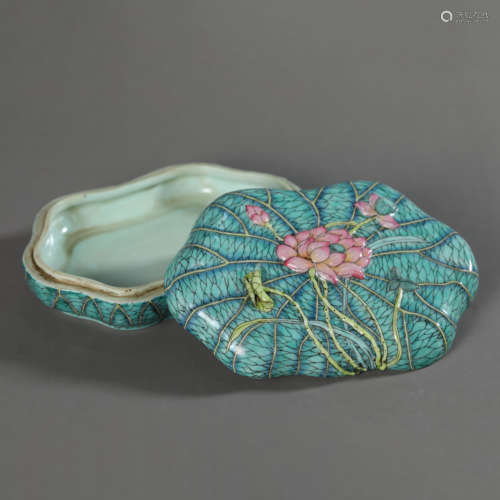 A Turquoise-Ground Lotus-Petal Box and Cover,Daoguang Mark