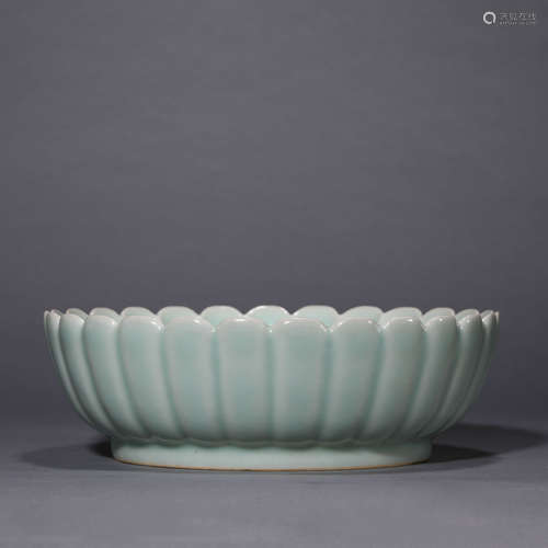 A Celadon Glaze Chrysanthemum Plate