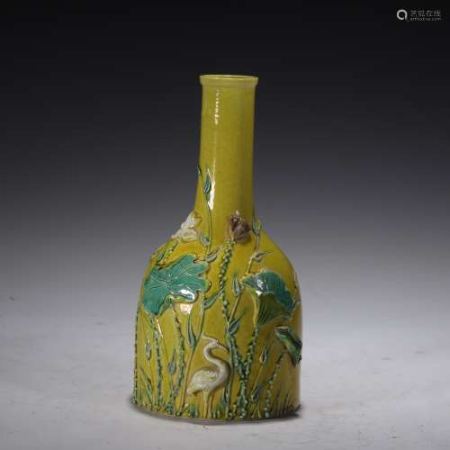 清 黃地雕瓷花鳥瓶