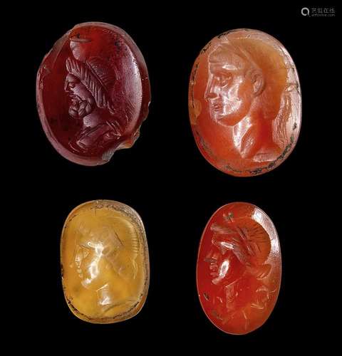 Un groupe de 4 intaglios romains en agate et cornaline. Vari...