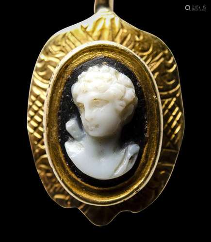 Broche en or victorienne sertie d'un camée en onyx de la Ren...