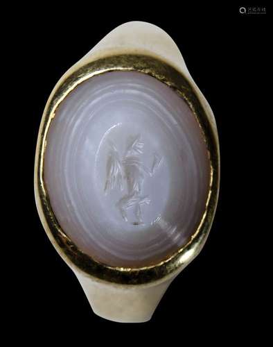 Intaille en agate romaine montée sur une bague en or moderne...