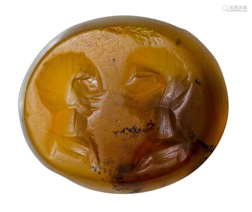 Une intaille romaine orientale en agate. Deux portraits masc...