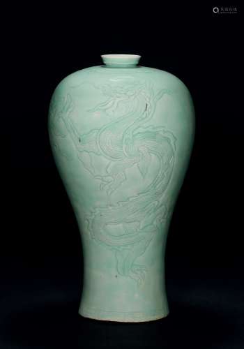 12世纪 高丽翠青釉云龙纹梅瓶