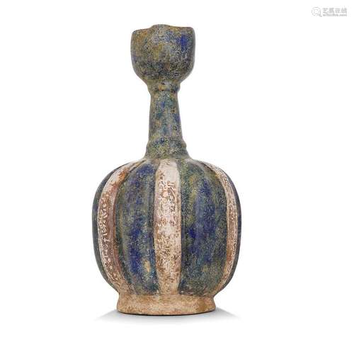 ƒ VASE BOUTEILLE DU XIIIe SIÈCLE en céramique, à panse ovoïd...