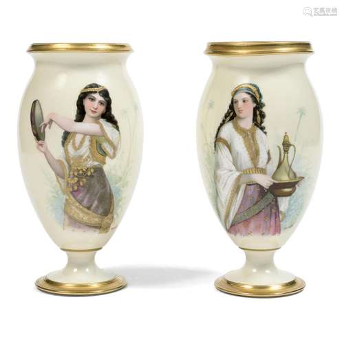 ƒ PAIRE DE VASES ORIENTALISTES en porcelaine polychrome et d...