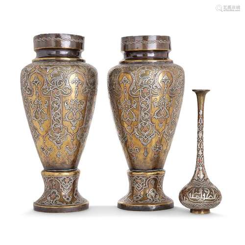 PAIRE DE VASES en laiton incrusté d'argent et de cuivre...