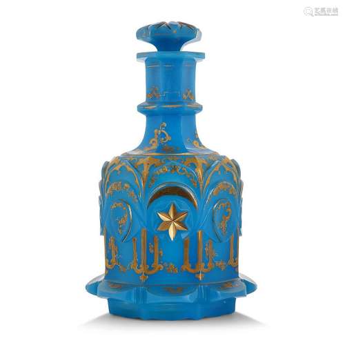 GRAND FLACON COUVERT en opaline bleu turquoise, à décor pein...
