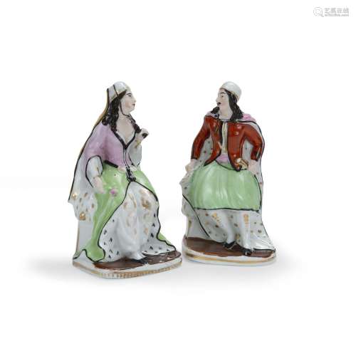 COUPLE DE GRECS ASSIS Deux flacons-statuettes en porcelaine ...