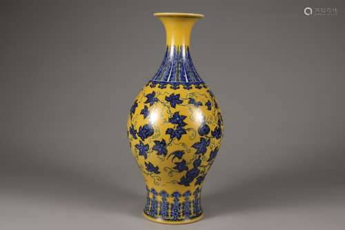 A Yellow glaze blue and white gourd vase