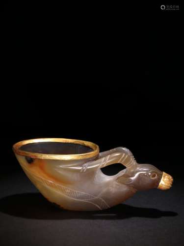 AN AGATE WRAPPED GOLD SHEEP HORN CUP