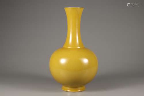 A Yellow glaze vase