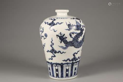 A Blue and White DRAGON PATTERN PLUM BOTTLE