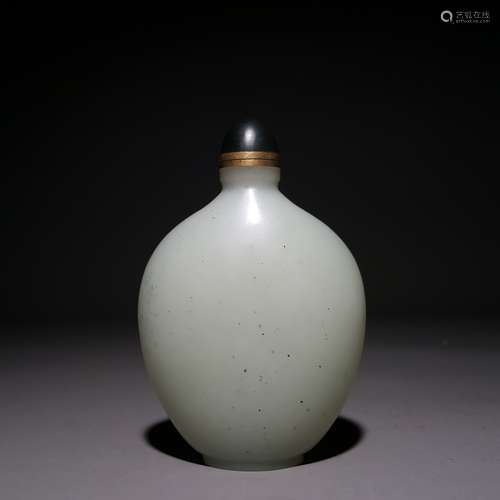 A HETIAN JADE SNUFF BOTTLE