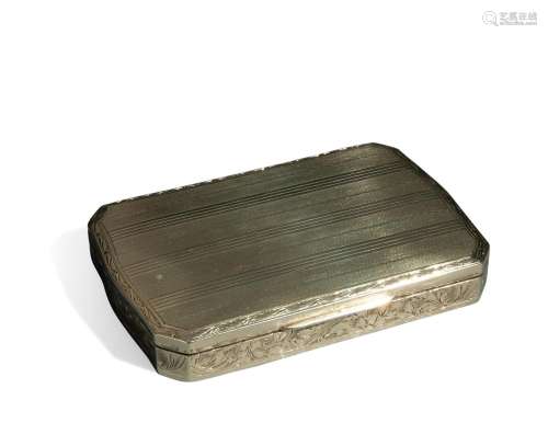 Rectangular snuff box with shaped contours in chased gold, 1...