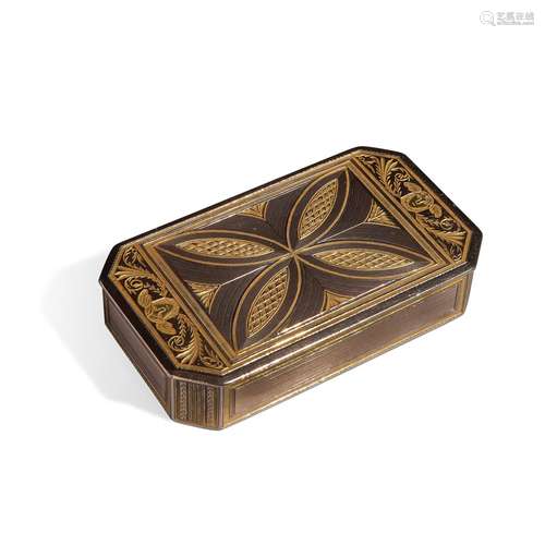 Long octagonal snuff box in chased gold, Paris 1789 - 1809