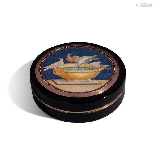 Round gold and tortoiseshell box, with Plinio’s doves microm...