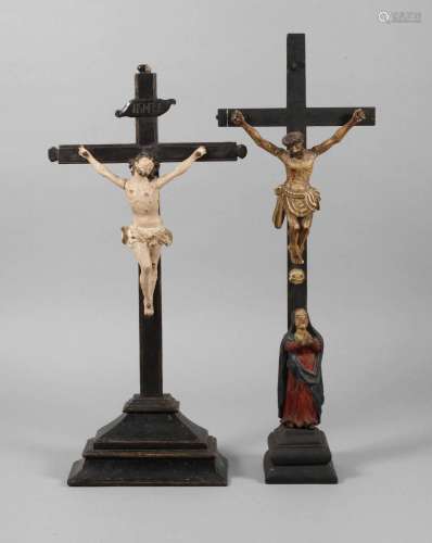 Zwei Tischkruzifixe