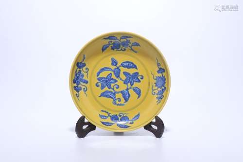 Chinese Ming Dynasty Yellow Ground Blue And White Porcelain ...