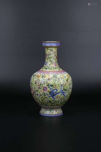 Chinese Qing Dynasty Qianlong Yellow Ground Famille Rose Flo...