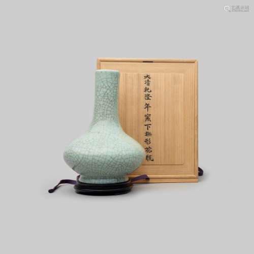 A fine guan-type bottle vase