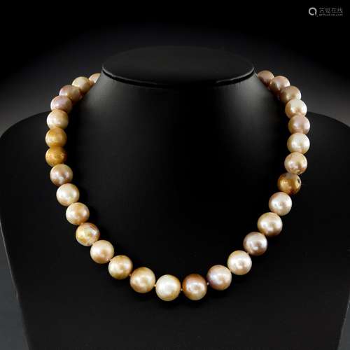 A Ladies Pearl Necklace