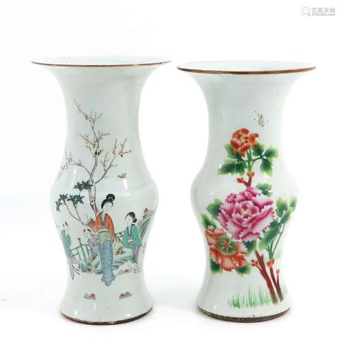 A Lot of 2 Vases