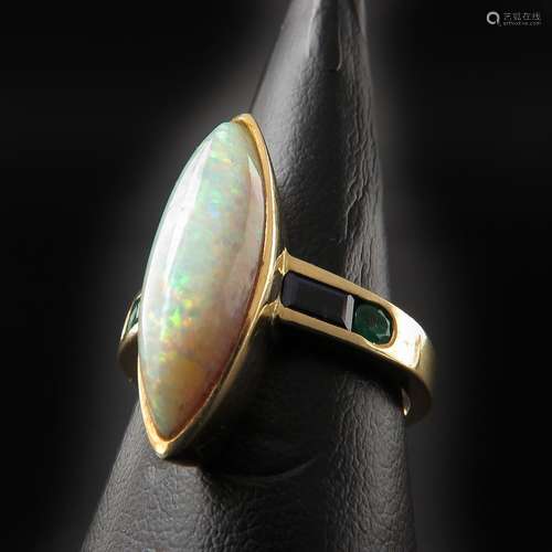 A Ladies 18KG Gemstone Ring