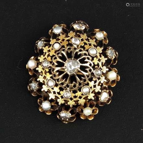 A 9KG Pearl and Diamond Brooch