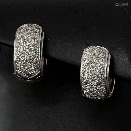 A Pair of 14KG Diamond Earrings