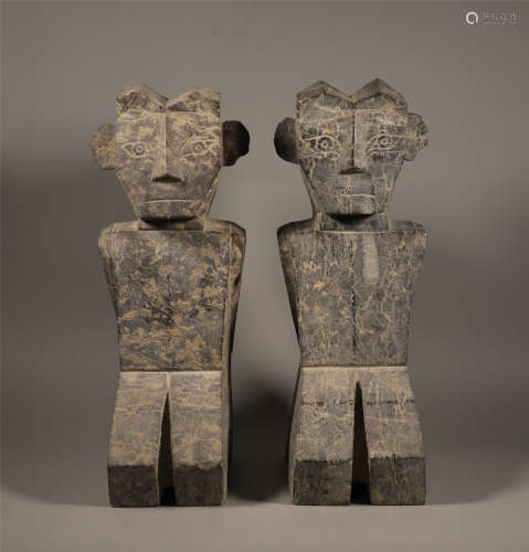 A PAIR OF KNEEING HUMAN FIGURINES