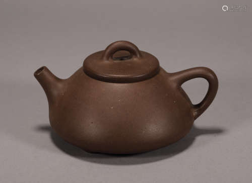 A CHINESE VINTAGE ZISHA PURPLE CLAY TEAPOT