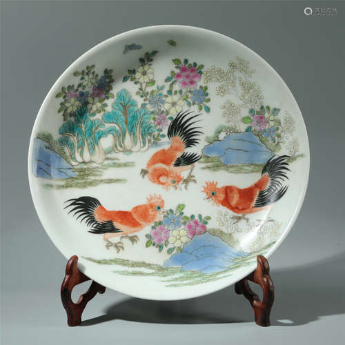 A FAMILLE ROSE GLAZED PORCELAIN DISPLAY PLATE