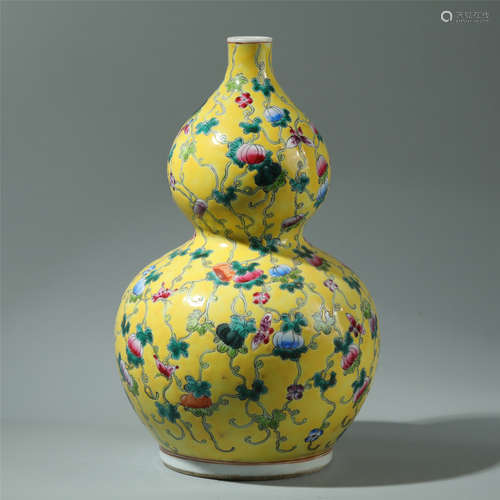 A FAMILLE ROSE GLAZED PORCELAIN VASE