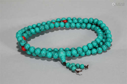 A NECKLACE MADE OF FINELY POLISHED TURQUOISE STONE BEADS