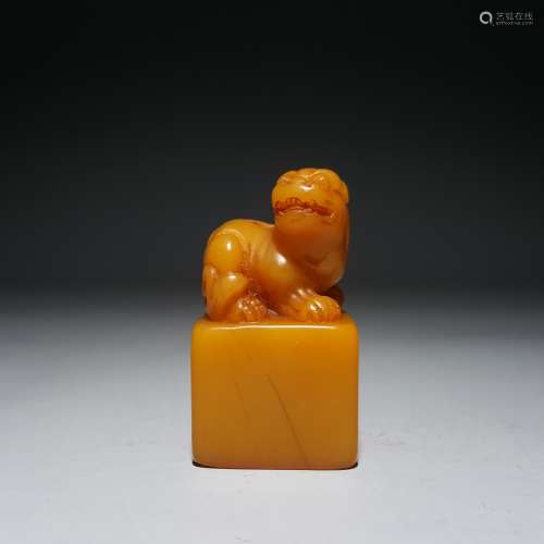 A CARVED TIANHUANG STONE SEAL